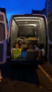 Der Transporter, bei Nacht. Meine Freundin Alina sitzt auf der Ladefläche und packt die letzten Kartons.