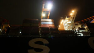 Schiff mit Containern bei Nacht.
