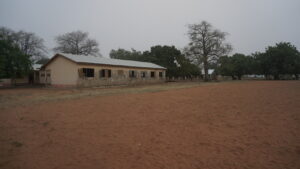 Die Schule in Guabuliga und der Sportplatz